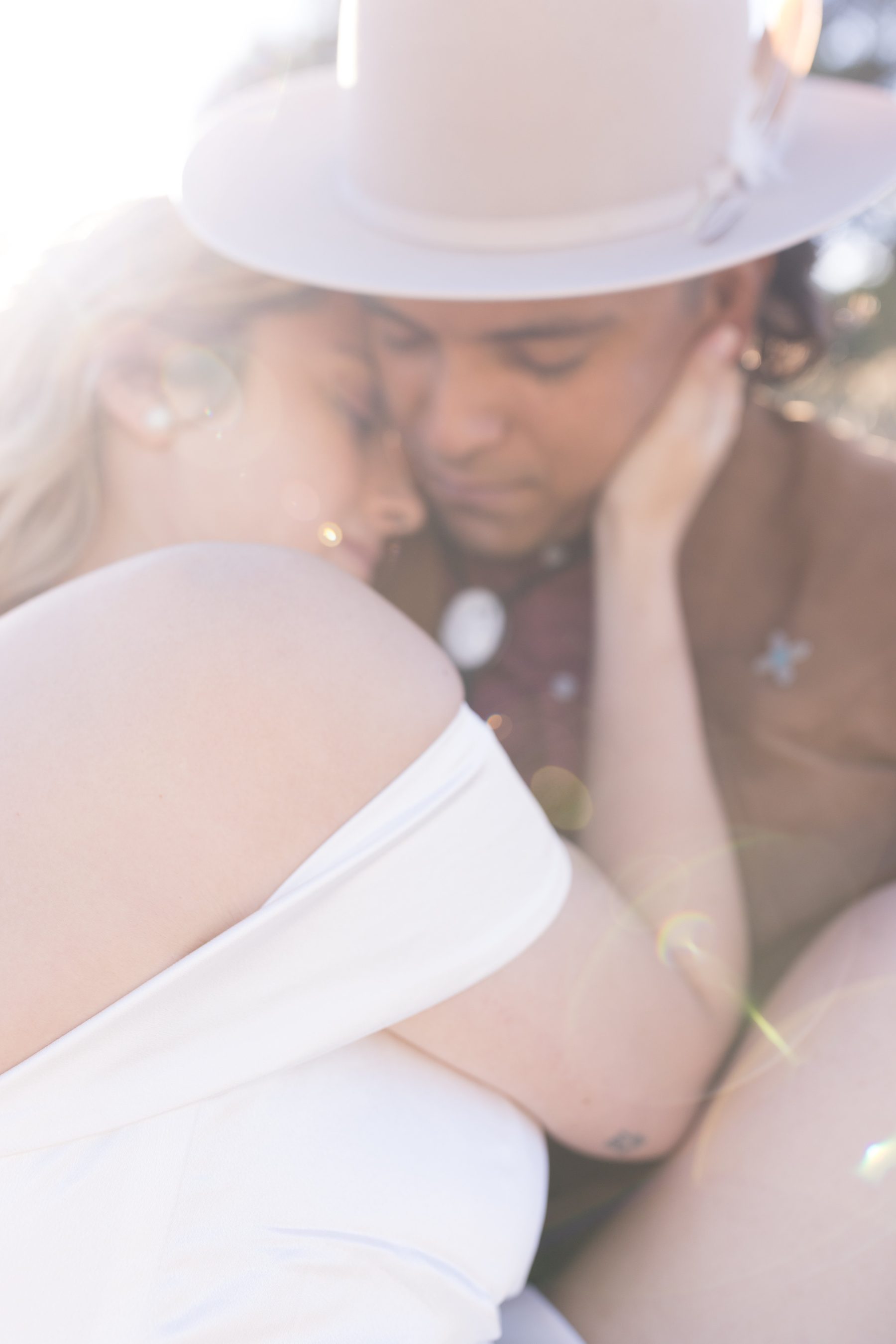 Couple in soft sunlight, before Sepia de la Noche preset